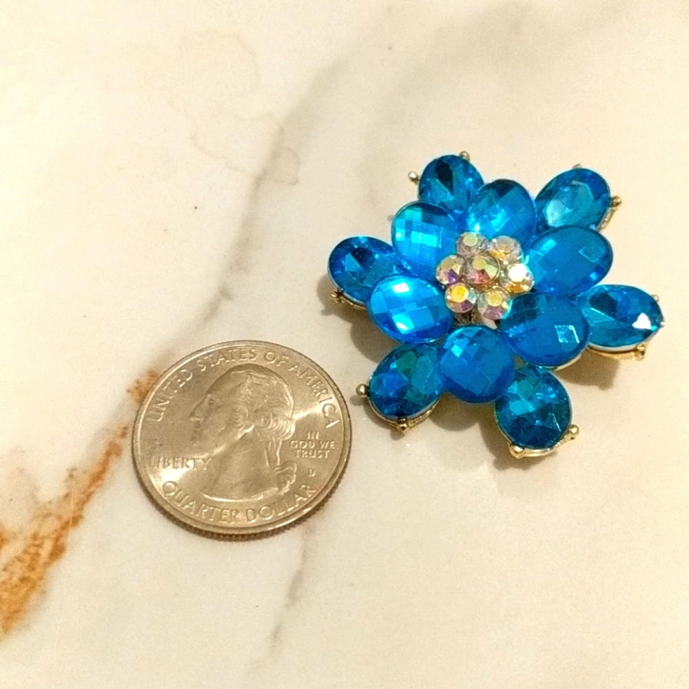 Vintage style rhinestone brooch